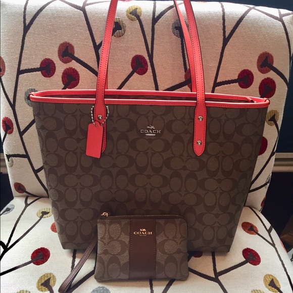 Coach Handbags - Coach tote with wristlet